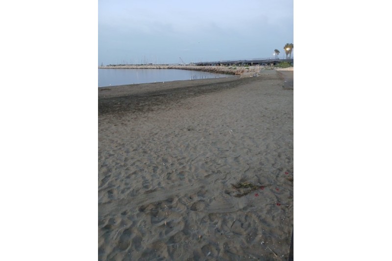 PULIZIA SPIAGGE, OPERATORI AL LAVORO 