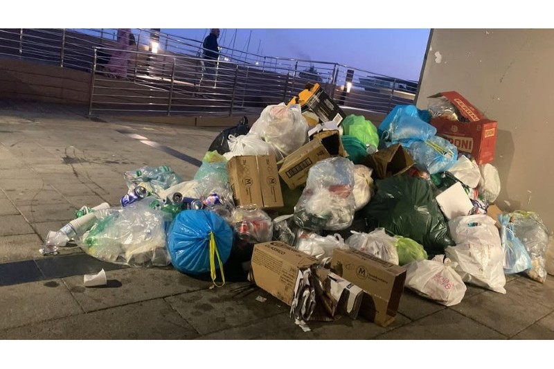 CHI PER QUESTI MARE VA...PORTA RIFIUTI?