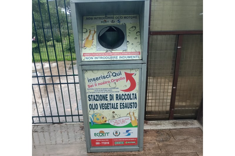 ATTO VANDALICO CONTENITORE OLIO ESAUSTO