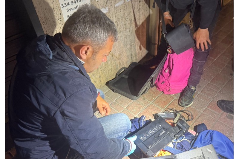 SALERNO PULITA E POLIZIA MUNICIPALE: BLITZ CONTRO CHI ROVISTA NEI RIFIUTI 
