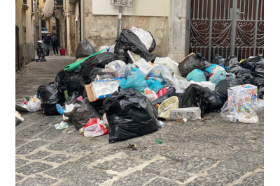 Rifiuti in Via dei Canali, ristoratori e pescivendoli i responsabili